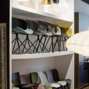 Exposition de chaises au magasin MJ Concept