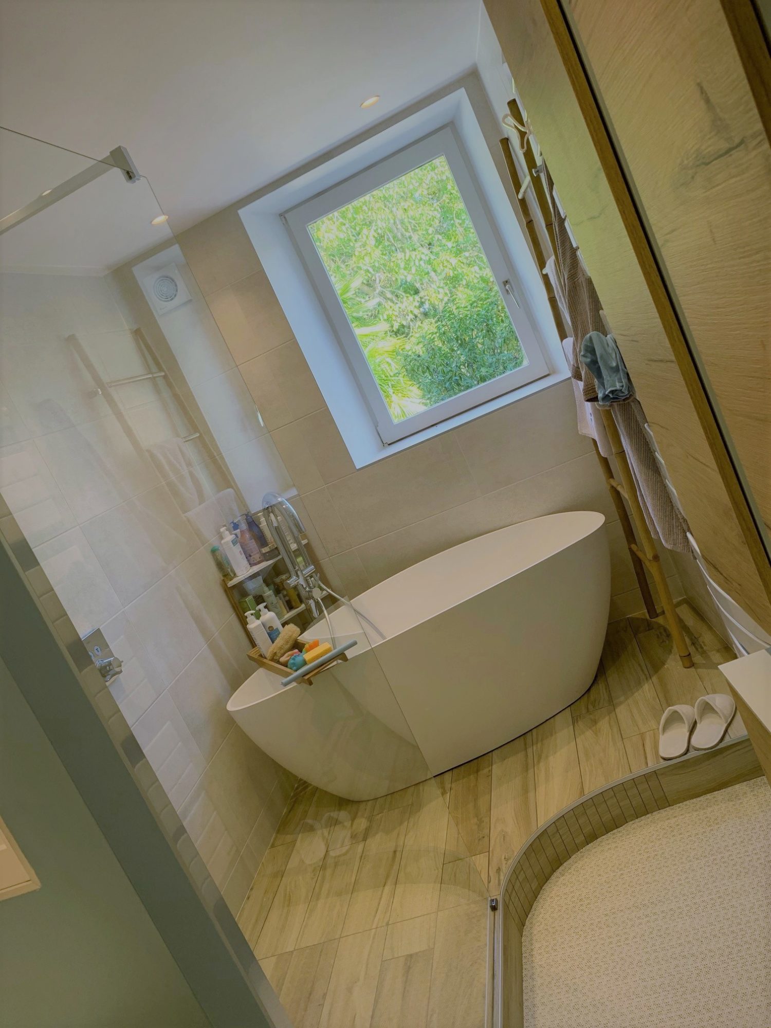 Lire la suite à propos de l’article Une salle de bain intemporelle, élégante et pratique.