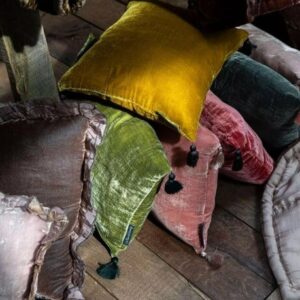 Coussin Goa pompoms Le monde sauvage