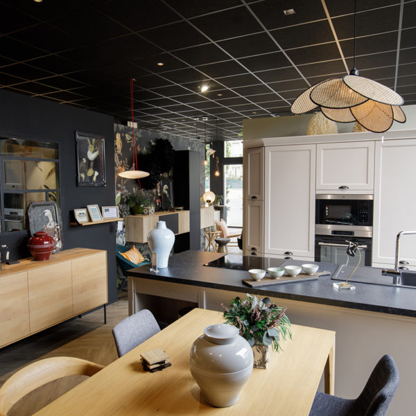 Intérieur du magasin MJ Concept avec exposition exemple salon et cuisine ouverte