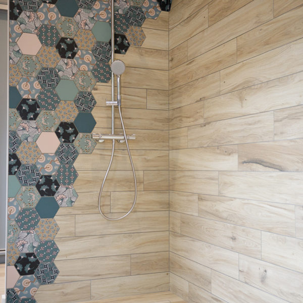 Salle de bain mixant bois et mosaïque de carreaux de ciment